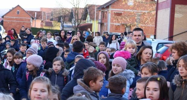 Moto klub Bulls-i i sv. Nikola podijelili poklone djeci OŠ Pleternica