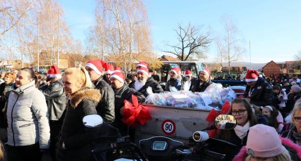 Moto klub Bulls-i i sv. Nikola podijelili poklone djeci OŠ Pleternica