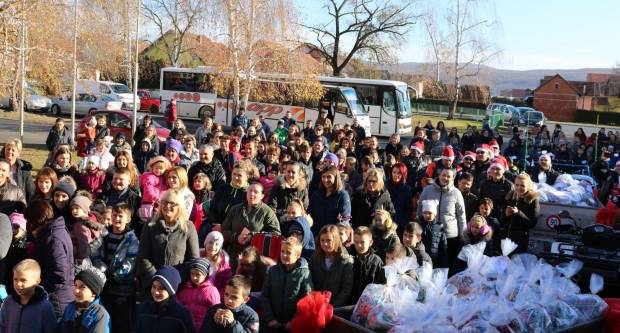 Moto klub Bulls-i i sv. Nikola podijelili poklone djeci OŠ Pleternica