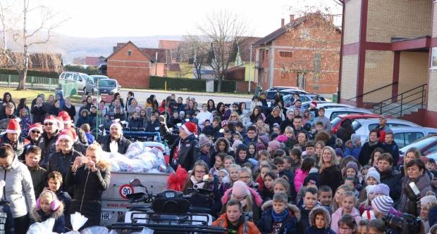 Moto klub Bulls-i i sv. Nikola podijelili poklone djeci OŠ Pleternica