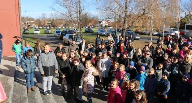 Moto klub Bulls-i i sv. Nikola podijelili poklone djeci OŠ Pleternica