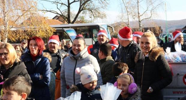 Moto klub Bulls-i i sv. Nikola podijelili poklone djeci OŠ Pleternica