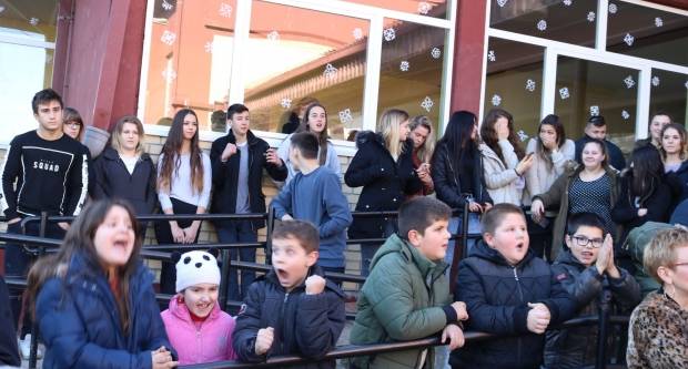 Moto klub Bulls-i i sv. Nikola podijelili poklone djeci OŠ Pleternica