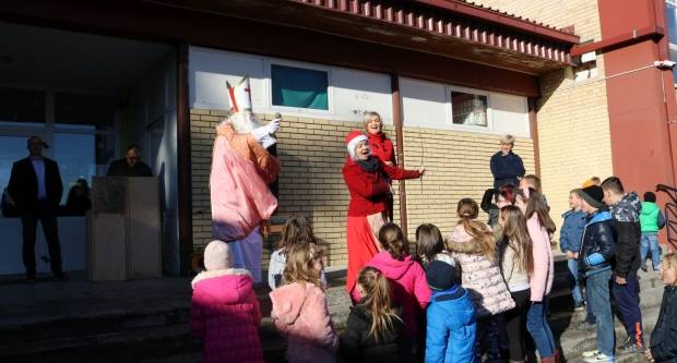 Moto klub Bulls-i i sv. Nikola podijelili poklone djeci OŠ Pleternica