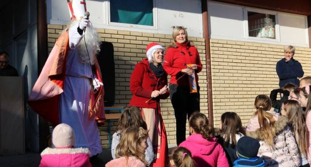 Moto klub Bulls-i i sv. Nikola podijelili poklone djeci OŠ Pleternica