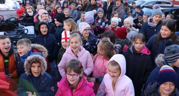 Moto klub Bulls-i i sv. Nikola podijelili poklone djeci OŠ Pleternica