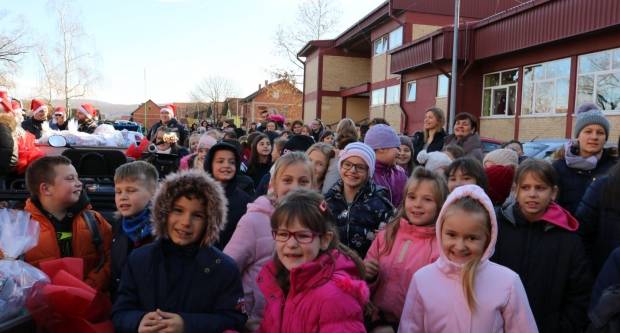 Moto klub Bulls-i i sv. Nikola podijelili poklone djeci OŠ Pleternica