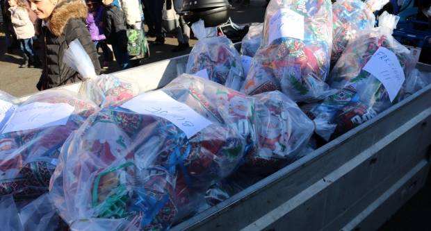 Moto klub Bulls-i i sv. Nikola podijelili poklone djeci OŠ Pleternica