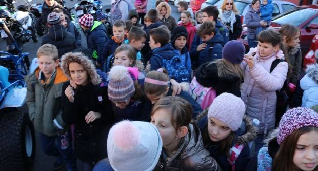 Moto klub Bulls-i i sv. Nikola podijelili poklone djeci OŠ Pleternica