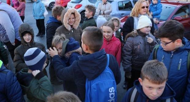 Moto klub Bulls-i i sv. Nikola podijelili poklone djeci OŠ Pleternica