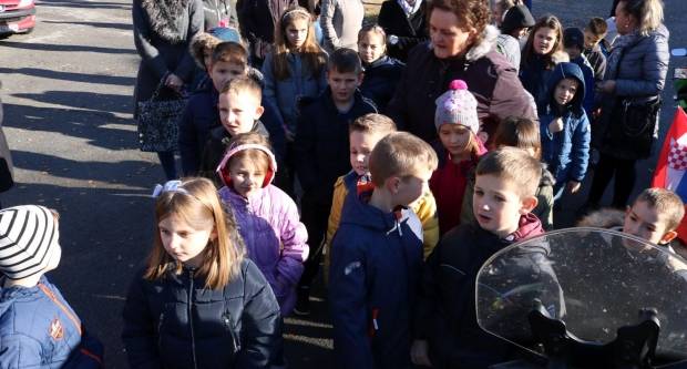 Moto klub Bulls-i i sv. Nikola podijelili poklone djeci OŠ Pleternica