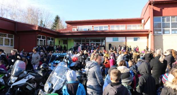 Moto klub Bulls-i i sv. Nikola podijelili poklone djeci OŠ Pleternica
