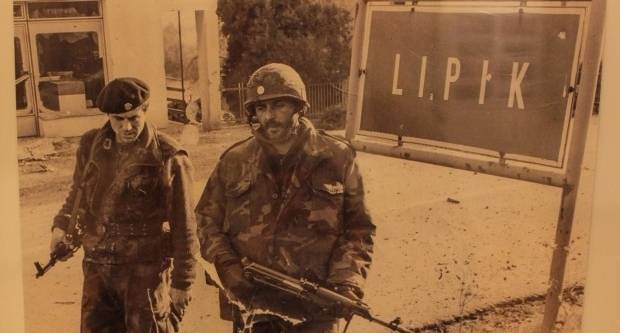Izložba ratnih fotografija i radova učenika OŠ Lipik na temu „Rat u Lipiku“ Izložba ratnih fotografija i radova učenika OŠ Lipik na temu „Rat u Lipiku“