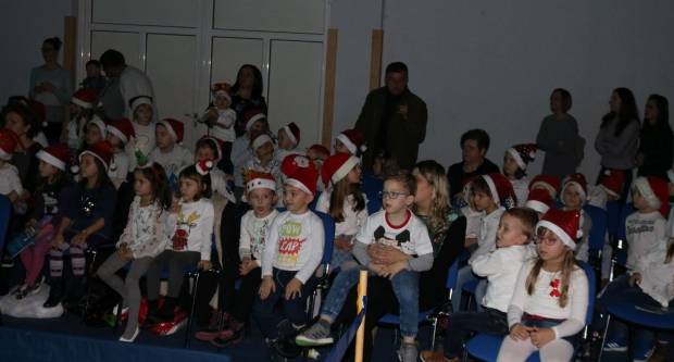 Božićna priča Pleterničkih mažoretkinja