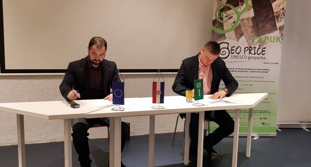 Potpisan ugovor o izgradnji Geo info centra u Voćinu i adaptaciji dvorana u Kući Panonskog mora u Velikoj Potpisan ugovor o izgradnji Geo info centra u Voćinu i adaptaciji dvorana u Kući Panonskog mora u Velikoj