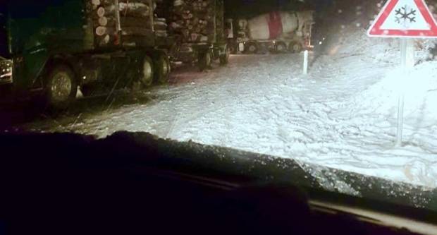 Teretno vozilo ʺmikserʺ se popriječio na Bučju, cesta zatvorena za promet Teretno vozilo ʺmikserʺ se popriječio na Bučju, cesta zatvorena za promet