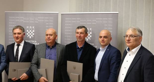 Dodijeljena ¨Zlatna kuna¨ za 2017. godinu Poljoprivredi Lipik d.d., Magmi d.o.o. i Color emajlu d.o.o. Dodijeljena ¨Zlatna kuna¨ za 2017. godinu Poljoprivredi Lipik d.d., Magmi d.o.o. i Color emajlu d.o.o.