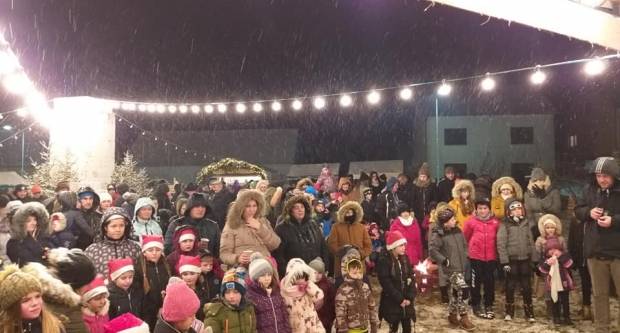 ʺKaptolski zvonciʺ sinoć svečano otvoreni uz bajkovite snježne prizore, vatru, lampice i Djeda Mraza ʺKaptolski zvonciʺ sinoć svečano otvoreni uz bajkovite snježne prizore, vatru, lampice i Djeda Mraza