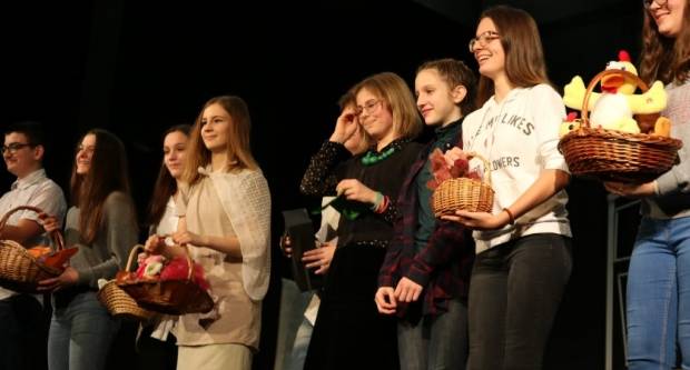 Priredba OŠ Braće Radića: Plesom i glumom oživljena prošla vremena Priredba OŠ Braće Radića: Plesom i glumom oživljena prošla vremena