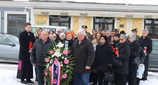 Polaganje vijenaca: Božićni susret roditelja poginulih branitelja Grada Požege Polaganje vijenaca: Božićni susret roditelja poginulih branitelja Grada Požege