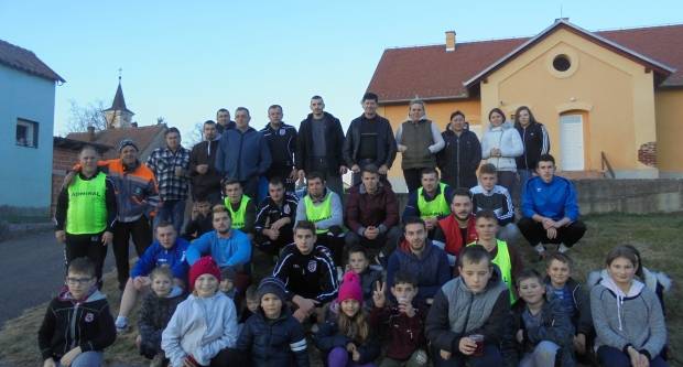 Uz kuhano vino, kiflice i nogomet: Mladi iz Bučja ušli u 2019. godinu Uz kuhano vino, kiflice i nogomet: Mladi iz Bučja ušli u 2019. godinu