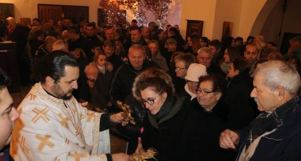 Liturgija i paljenje Badnjaka povodom pravoslavnog Božića u Požegi 6.1.2019. Liturgija i paljenje Badnjaka povodom pravoslavnog Božića u Požegi 6.1.2019.
