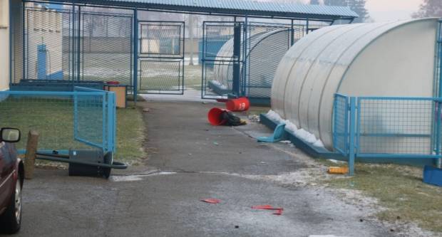 Policija traga za nepoznatim počiniteljima koji su uništili imovinu NK Slavonije Policija traga za nepoznatim počiniteljima koji su uništili imovinu NK Slavonije