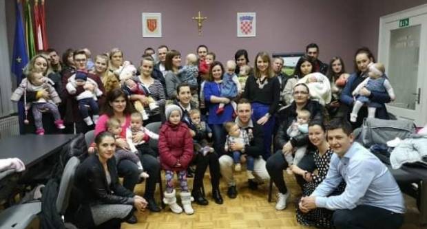 Udruga mladih Općine Kaptol darivala 23 bebe sa po 300 kuna Udruga mladih Općine Kaptol darivala 23 bebe sa po 300 kuna
