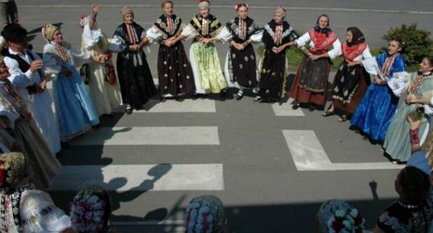 Šokačko kolo dobilo satus nematerijalnog kulturnog dobra RH Šokačko kolo dobilo satus nematerijalnog kulturnog dobra RH