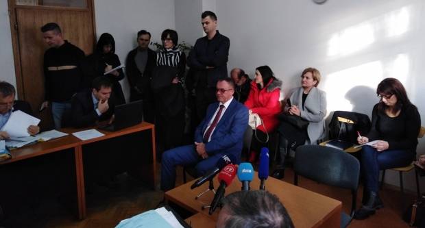 Županu Tomaševiću danas nastavljeno suđenje u Sl. Brodu, on vam usput čestita 27.godišnjicu međunarodnog priznanja RH Županu Tomaševiću danas nastavljeno suđenje u Sl. Brodu, on vam usput čestita 27.godišnjicu međunarodnog priznanja RH