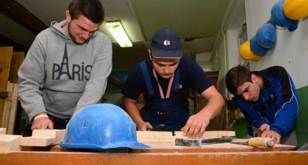 Kada ćemo početi cijeniti strukovna zanimanja? Stranci vrbuju zidare i tesare čim upišu školu Kada ćemo početi cijeniti strukovna zanimanja? Stranci vrbuju zidare i tesare čim upišu školu