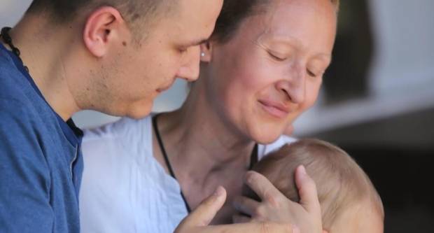 Hrabra mama (38) koja boluje od raka i koja je bez svijesti rodila sina treba našu pomoć Hrabra mama (38) koja boluje od raka i koja je bez svijesti rodila sina treba našu pomoć