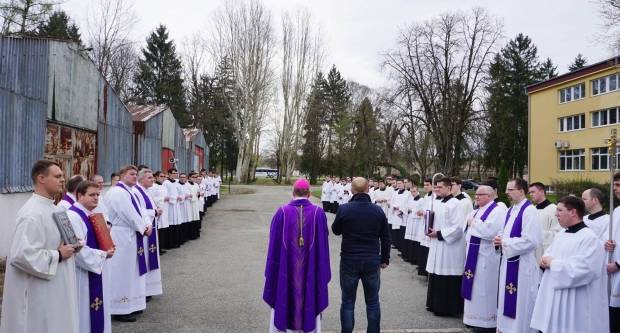 Hodočašće zagrebačkih bogoslova u Staru Gradišku