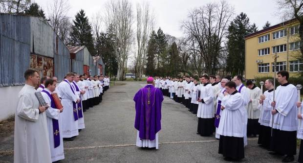 Hodočašće zagrebačkih bogoslova u Staru Gradišku