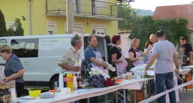 VELIKA: Najduži stol u Hrvata 2019. (FOTO)