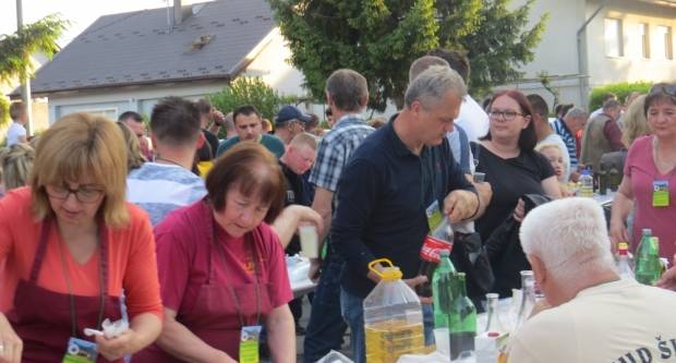 VELIKA: Najduži stol u Hrvata 2019. (FOTO)