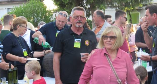 VELIKA: Najduži stol u Hrvata 2019. (FOTO)