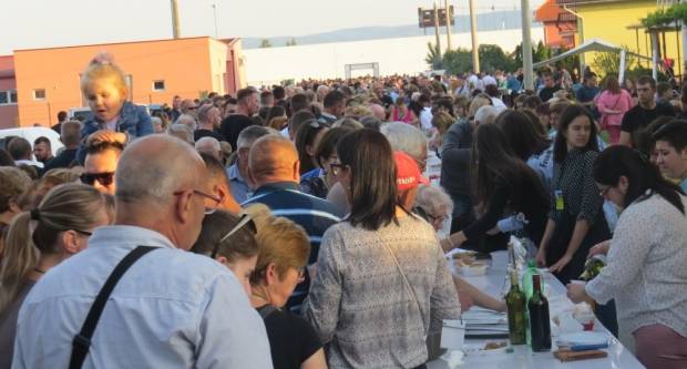 VELIKA: Najduži stol u Hrvata 2019. (FOTO)