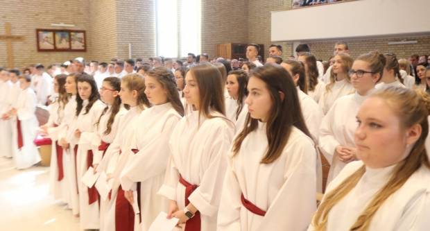 Primanje Svete Potvrde u crkvi sv. Leopolda Mandića u Požegi 26.5.2019.