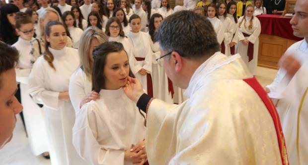 Primanje Svete Potvrde u crkvi sv. Leopolda Mandića u Požegi 26.5.2019.