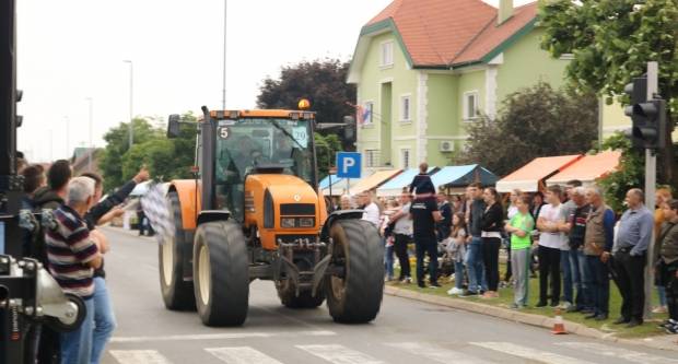 Utrka traktora u Kutjevu i sajam OPG-ova i PG-ova povodom Festivala graševine 2019.