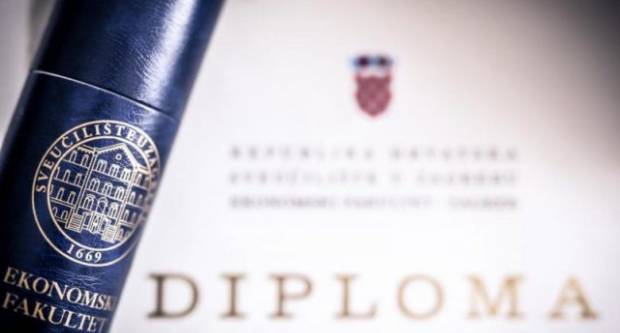 Masovno davali otkaze zbog provjere diploma i straha od linča Masovno davali otkaze zbog provjere diploma i straha od linča