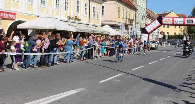 Prolazak vozača CRO RACE međunarodne biciklističke utrke kroz Požegu 1.10.2019.