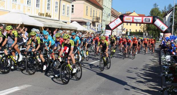 Prolazak vozača CRO RACE međunarodne biciklističke utrke kroz Požegu 1.10.2019.