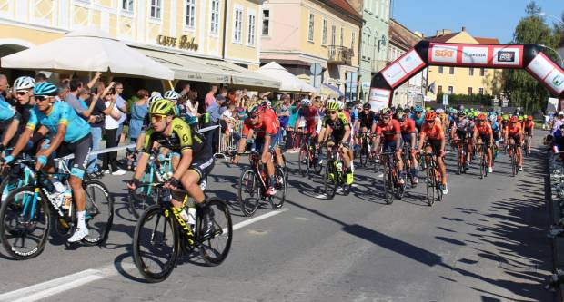 Prolazak vozača CRO RACE međunarodne biciklističke utrke kroz Požegu 1.10.2019.