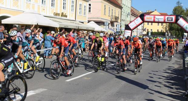 Prolazak vozača CRO RACE međunarodne biciklističke utrke kroz Požegu 1.10.2019.
