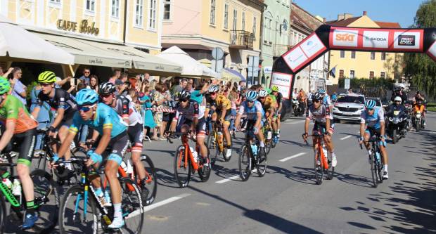 Prolazak vozača CRO RACE međunarodne biciklističke utrke kroz Požegu 1.10.2019.