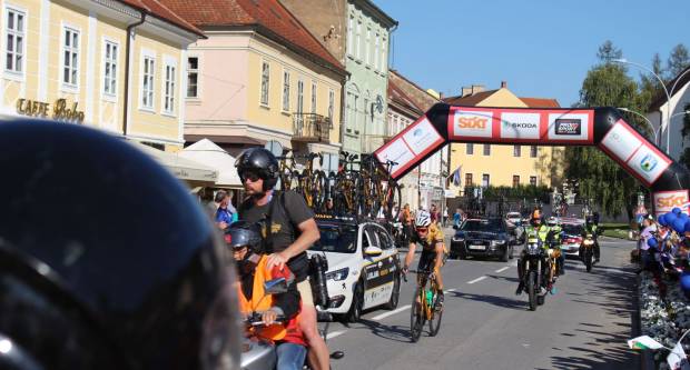 Prolazak vozača CRO RACE međunarodne biciklističke utrke kroz Požegu 1.10.2019.