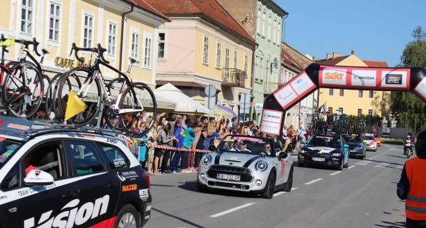 Prolazak vozača CRO RACE međunarodne biciklističke utrke kroz Požegu 1.10.2019.