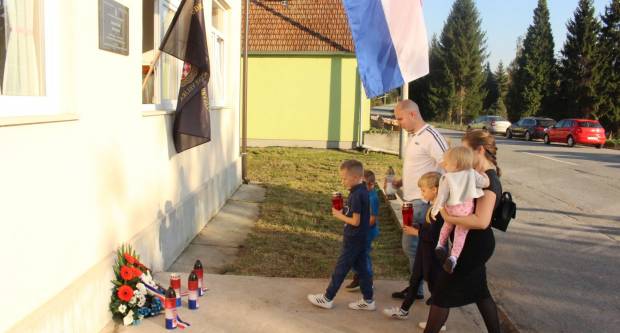 Krvlju zalili rodnu grudu: Obilježena godišnjica pogibije Z. Bešlića i I. Stožickog Krvlju zalili rodnu grudu: Obilježena godišnjica pogibije Z. Bešlića i I. Stožickog